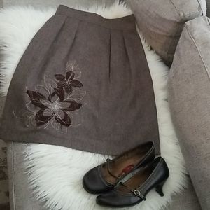 Brown skirt with embroidery